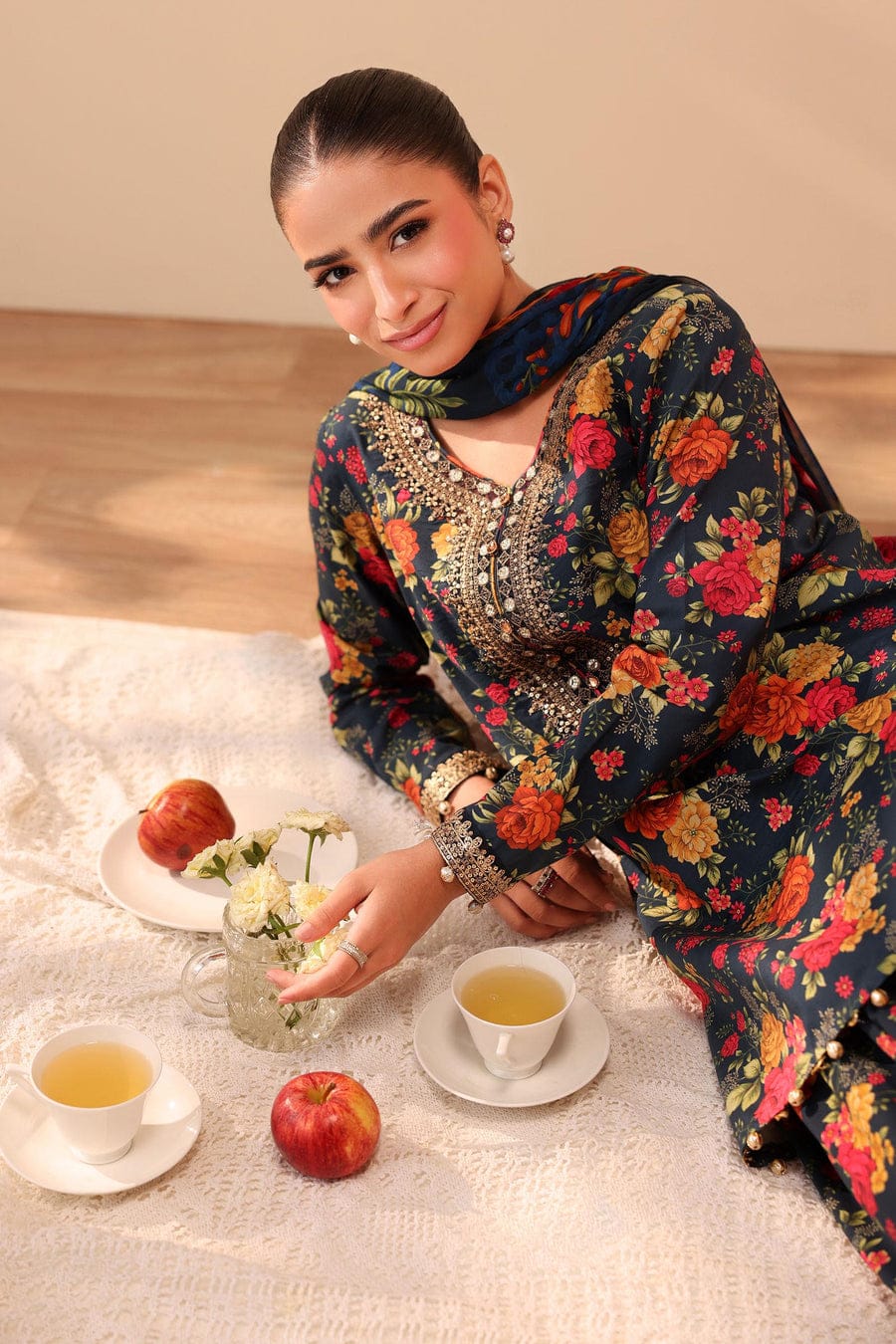 EL-BQ40 Digital Printed Khaddar Suit 3pc with Khaddar Digital Printed Dupatta & Embroidered Patches - ELAFF