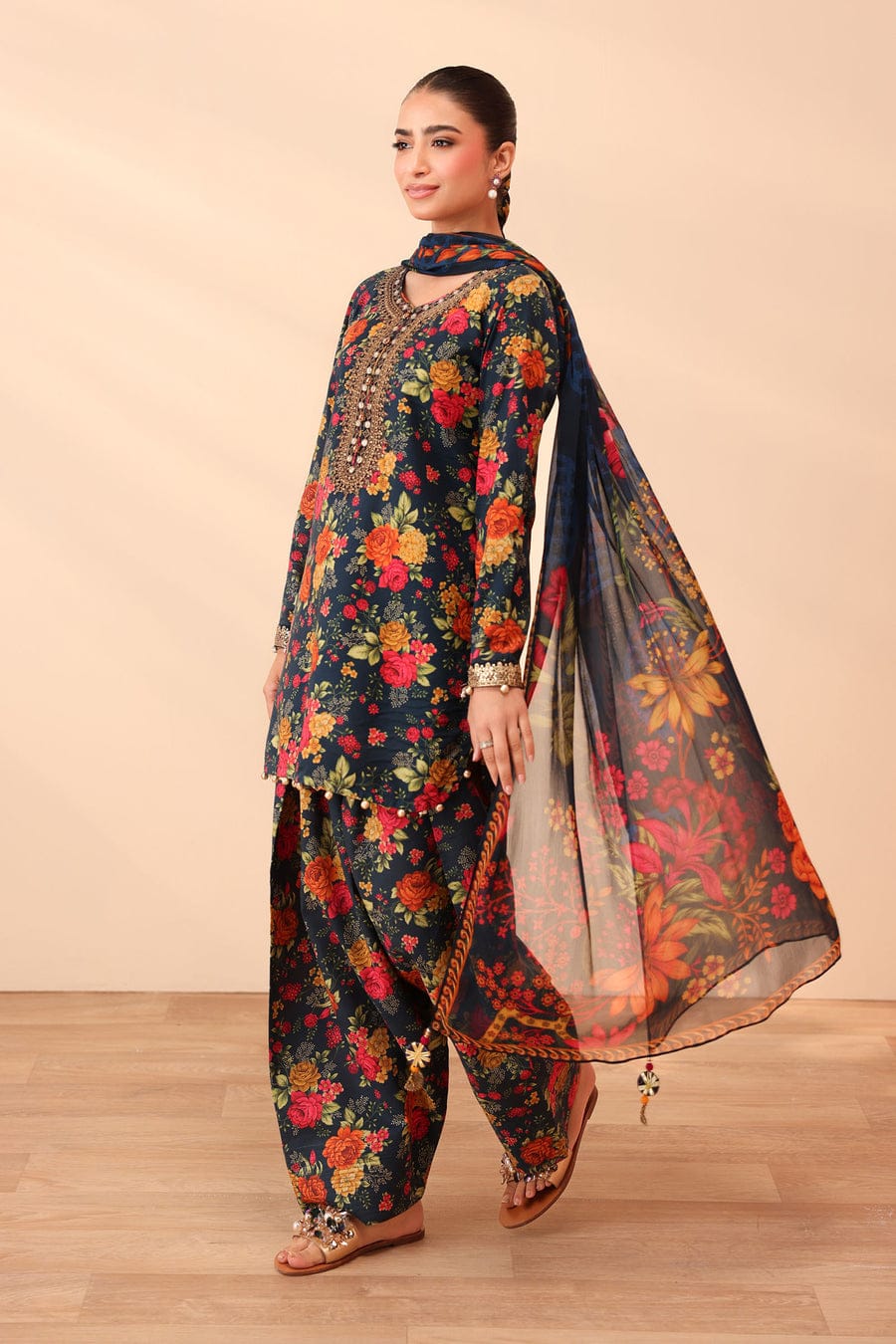 EL-BQ40 Digital Printed Khaddar Suit 3pc with Khaddar Digital Printed Dupatta & Embroidered Patches - ELAFF