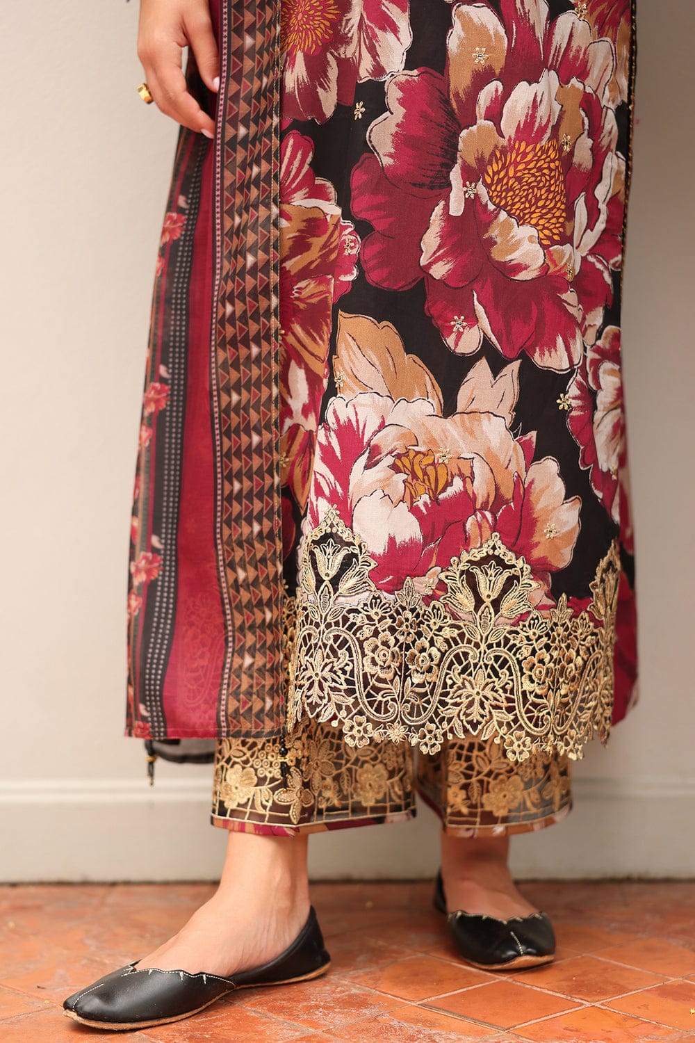 EL-BQ38 Digital Printed Khaddar Suit 3pc with Khaddar Digital Printed Dupatta & Embroidered Patches - ELAFF