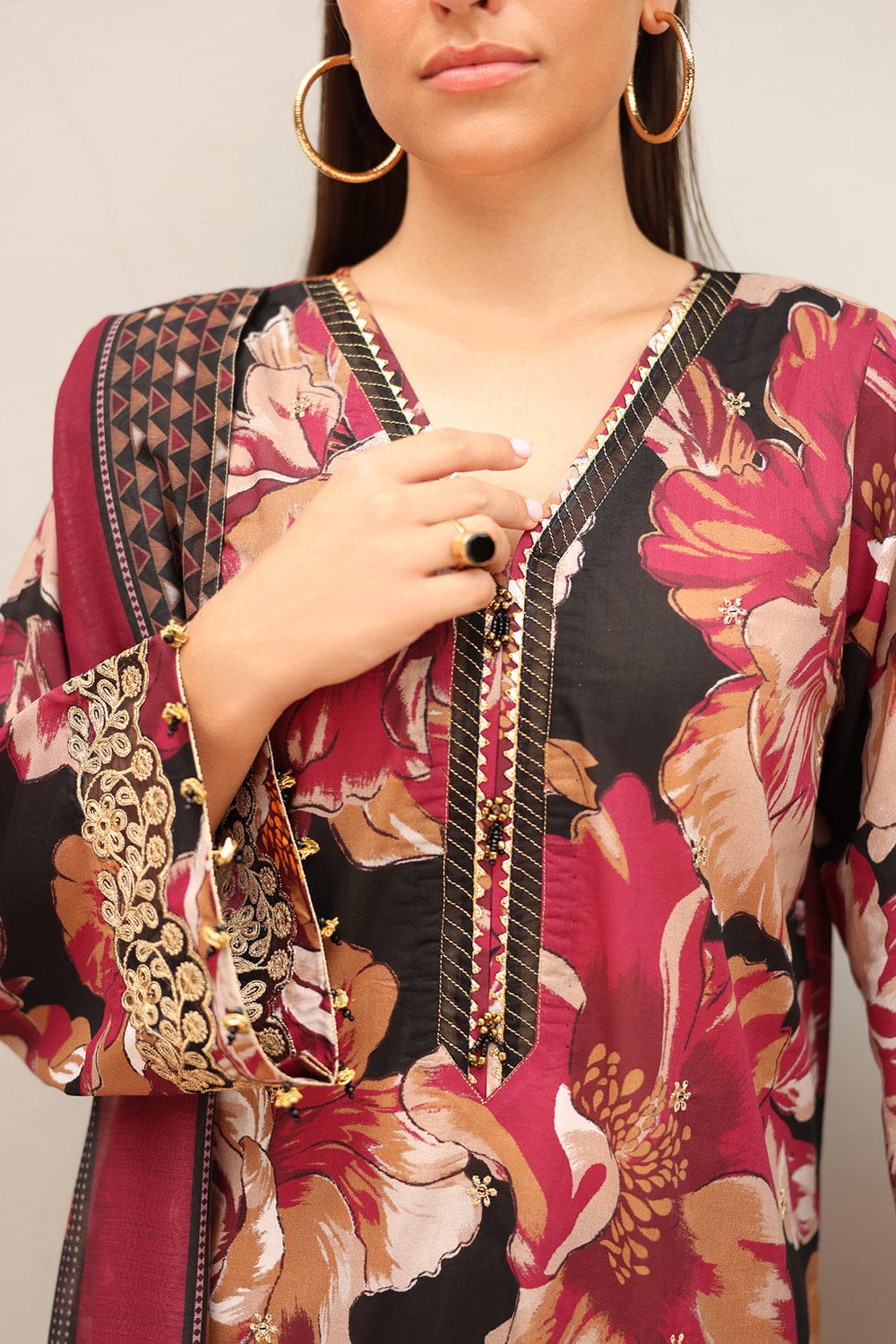 EL-BQ38 Digital Printed Khaddar Suit 3pc with Khaddar Digital Printed Dupatta & Embroidered Patches - ELAFF